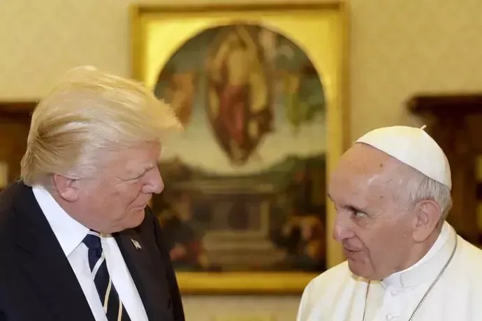 Papa critica promessa de Trump de deportar imigrantes em massa