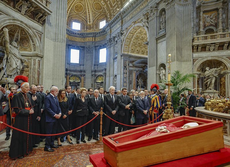 Lula, Dilma, Hugo Motta e Lewandowski vão a velório do papa Francisco no Vaticano