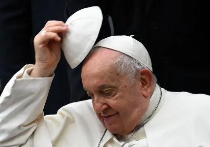 O papa Francisco ganhou de presente uma camisa da Chapecoense, como forma de agradecimento às mensagens de apoio aos familiares das vítimas e sobreviventes da tragédia