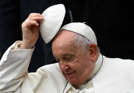 O papa Francisco ganhou de presente uma camisa da Chapecoense, como forma de agradecimento às mensagens de apoio aos familiares das vítimas e sobreviventes da tragédia