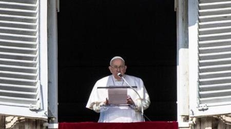 O papa Francisco ganhou de presente uma camisa da Chapecoense, como forma de agradecimento às mensagens de apoio aos familiares das vítimas e sobreviventes da tragédia
