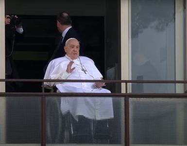 O papa Francisco ganhou de presente uma camisa da Chapecoense, como forma de agradecimento às mensagens de apoio aos familiares das vítimas e sobreviventes da tragédia