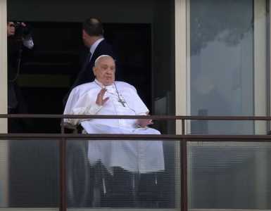O papa Francisco ganhou de presente uma camisa da Chapecoense, como forma de agradecimento às mensagens de apoio aos familiares das vítimas e sobreviventes da tragédia