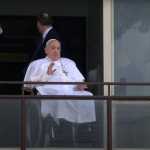 Papa Francisco faz primeira aparição pública após mais de um mês internado