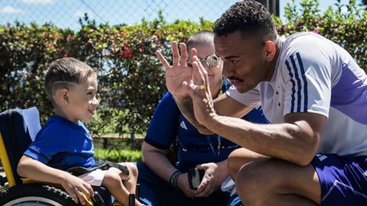Papagaio, atacante do Cruzeiro, brinca com torcedor com deficiência na Toca