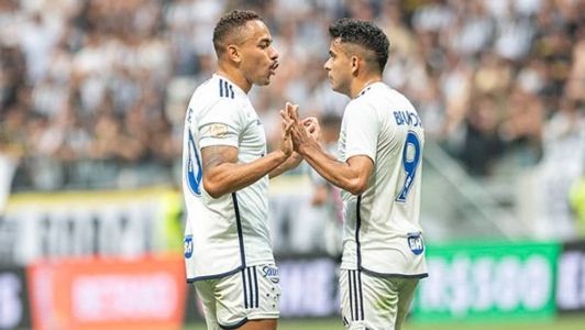 Papagaio conversa com Bruno Rodrigues na vitória sobre o Atlético, na Arena MRV