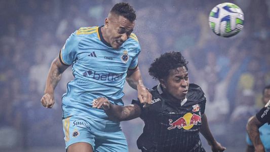 Papagaio ganhou de Léo Realpe no alto, cabeceou em cheio, mas a bola não entrou