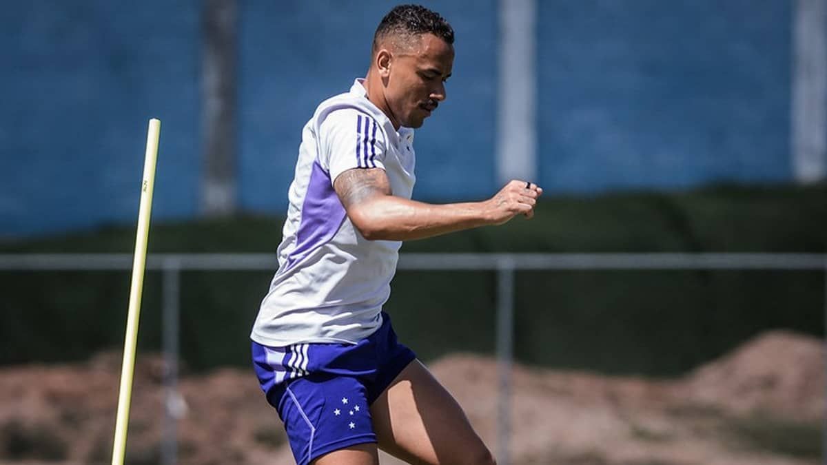 Papagaio, do Cruzeiro, mostra recuperação de lesão em casa; veja detalhes