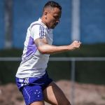 Papagaio, do Cruzeiro, mostra recuperação de lesão em casa; veja detalhes