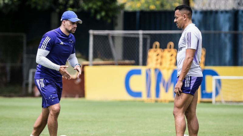 Atacante do Cruzeiro inicia transição física após passar por cirurgia