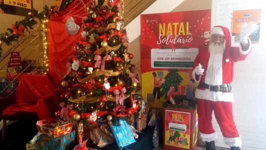 Papai Noel recebe presentes e doa para crianças carentes em Belo Horizonte