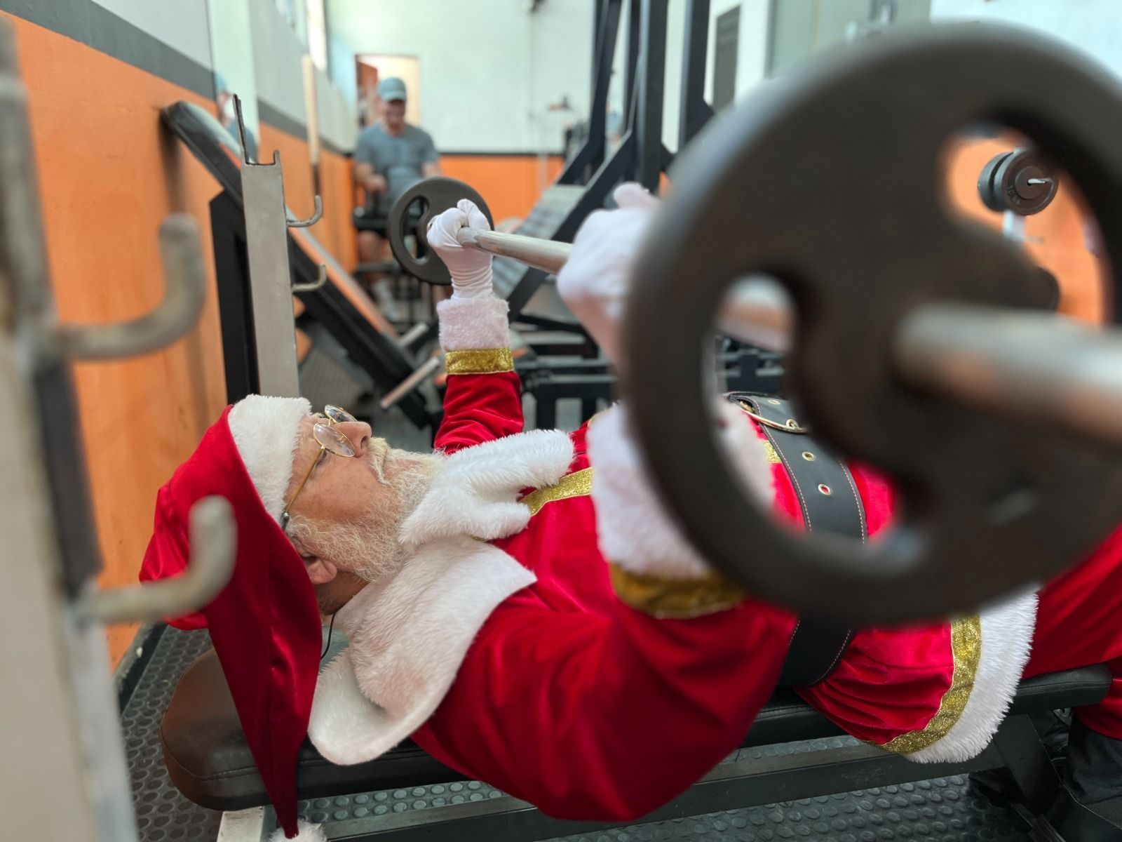 Papai Noel muda de vida depois de arritmia, perde 12 kg e inspira idosos em BH