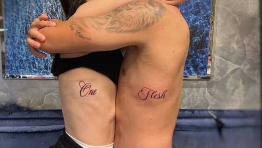 Paquetá fez 'tatuagem de casal' com a esposa, Duda Fournier
