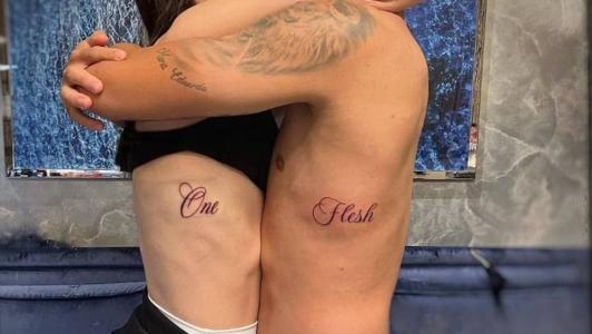 Paquetá fez 'tatuagem de casal' com a esposa, Duda Fournier