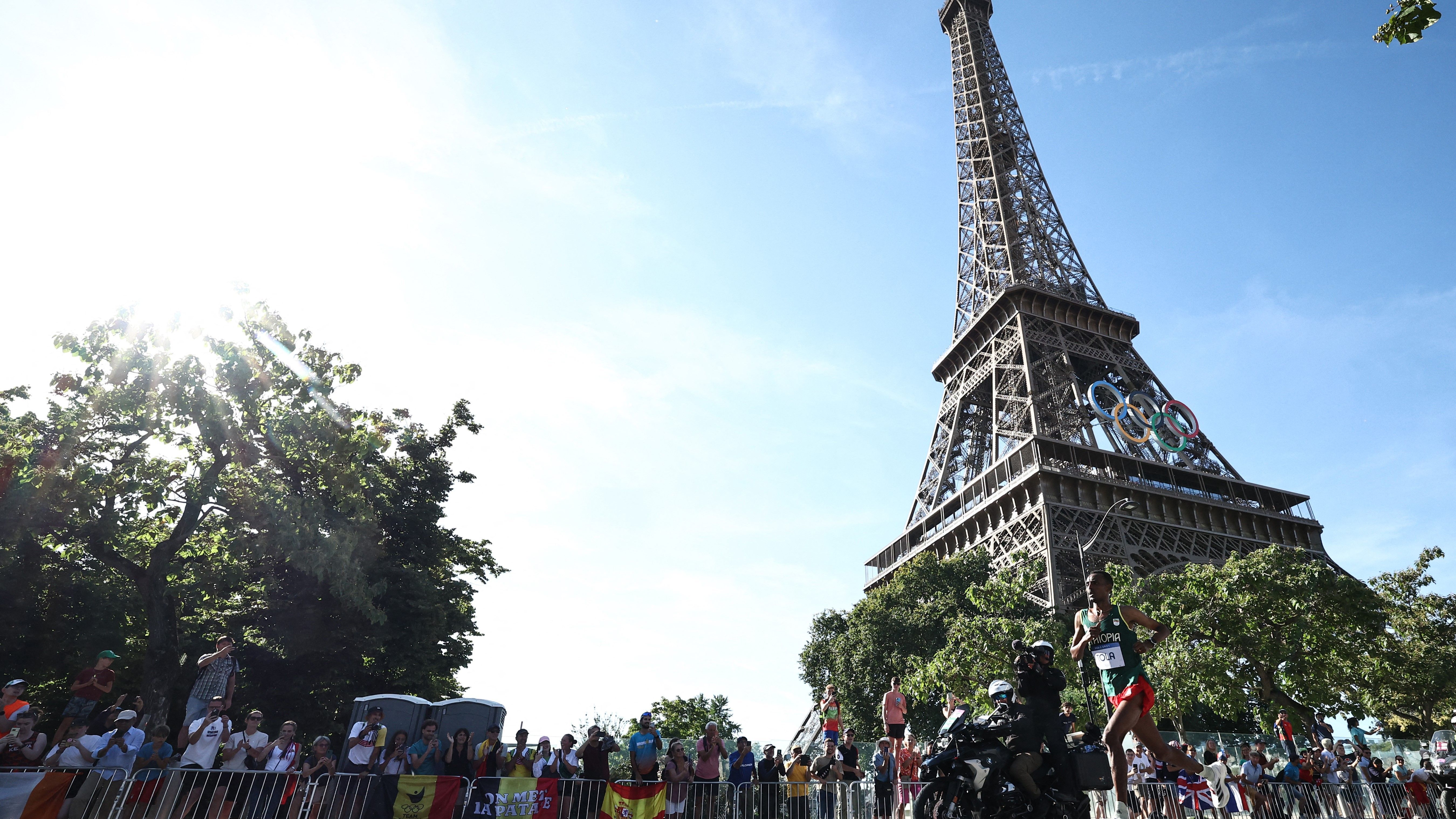 Justiça determina pena para torcedor que escalou a Torre Eiffel durante a Olimpíada