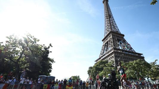 Torre Eiffel é reaberta após greve de funcionários contra exclusão de trabalhadoras