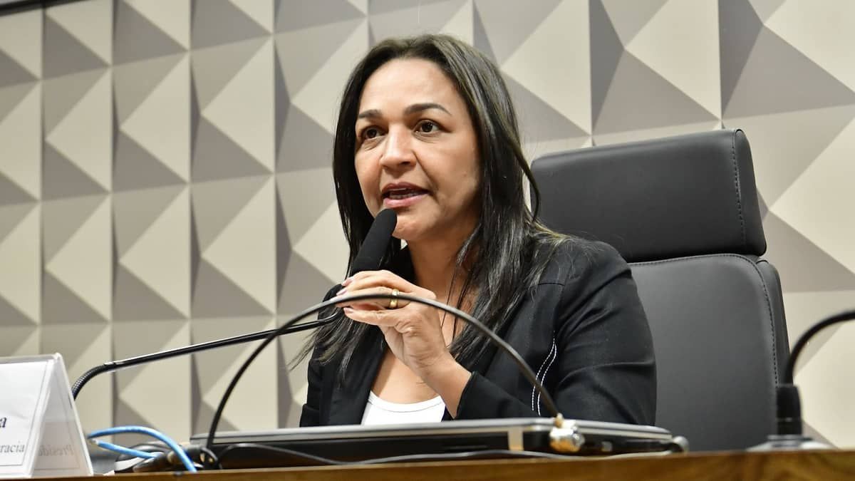 Para blindar imagem das Forças Armadas, comandante do Exército se encontra com relatora da CPMI do 8/1, dizem fontes