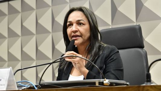 Para blindar imagem das Forças Armadas, comandante do Exército se encontra com relatora da CPMI do 8/1, dizem fontes.
