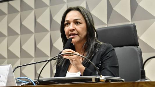 Para blindar imagem das Forças Armadas, comandante do Exército se encontra com relatora da CPMI do 8/1, dizem fontes.