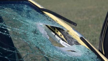 Para-brisa do carro ficou destruído após ser atingido por pedra