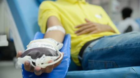 Para doar sangue, é necessário ter entre 16 e 69 anos, pesar mais de 50 quilos e estar em bom estado de saúde.