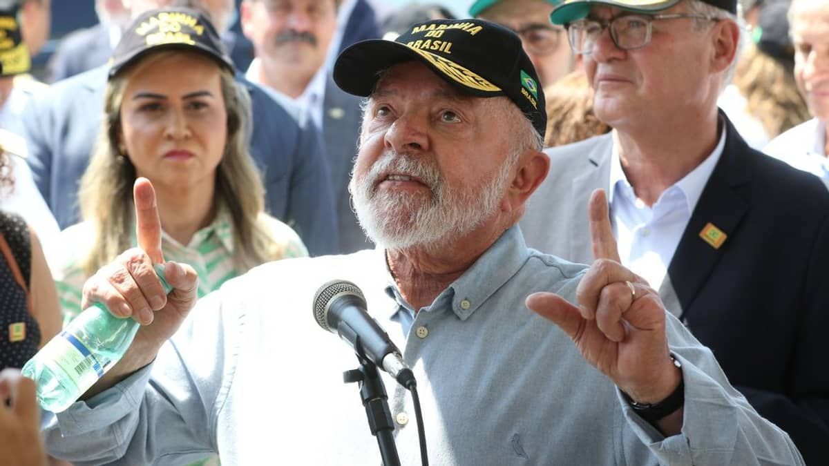 Bolsa fecha no menor nível desde julho após críticas do governo ao BC