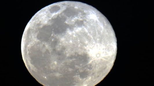 Para observar o eclipse, o Observatório Nacional recomenda procurar locais com boa visibilidade para o leste, já que a Lua nascerá com o eclipse em andamento.