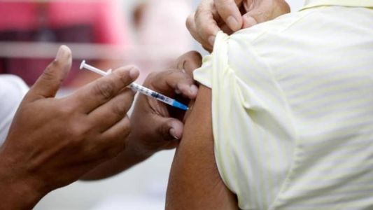 Para receber a vacina as crianças precisam de um termo de autorização e estar portando o cartão de vacina