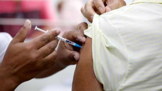 Para receber a vacina as crianças precisam de um termo de autorização e estar portando o cartão de vacina