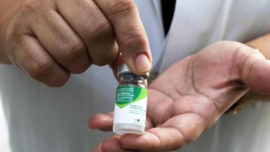 Para receber a vacina é necessário apresentar documento de identidade e cartão de vacina