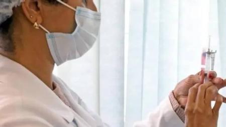 Para se vacinar, as crianças não devem ter tido covid-19 com início de sintomas nos últimos 30 dias