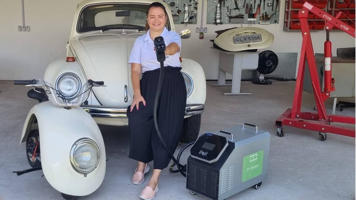8 de março | Brasileira transforma Fusca 1972 em carro elétrico