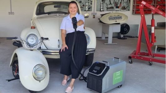 Para ter um carro elétrico, ela mesma fez a transformação