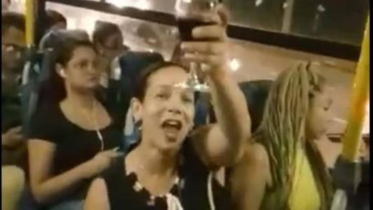 Parabéns dentro do ônibus