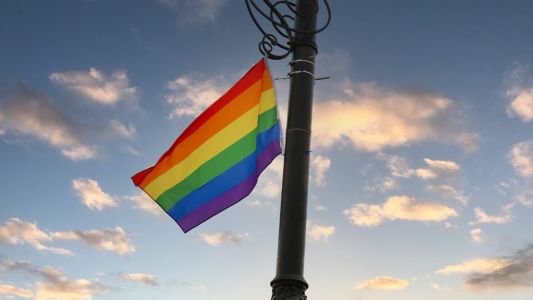 Parada ocorre dois anos após casamento entre pessoas do mesmo sexo ser aprovado no país