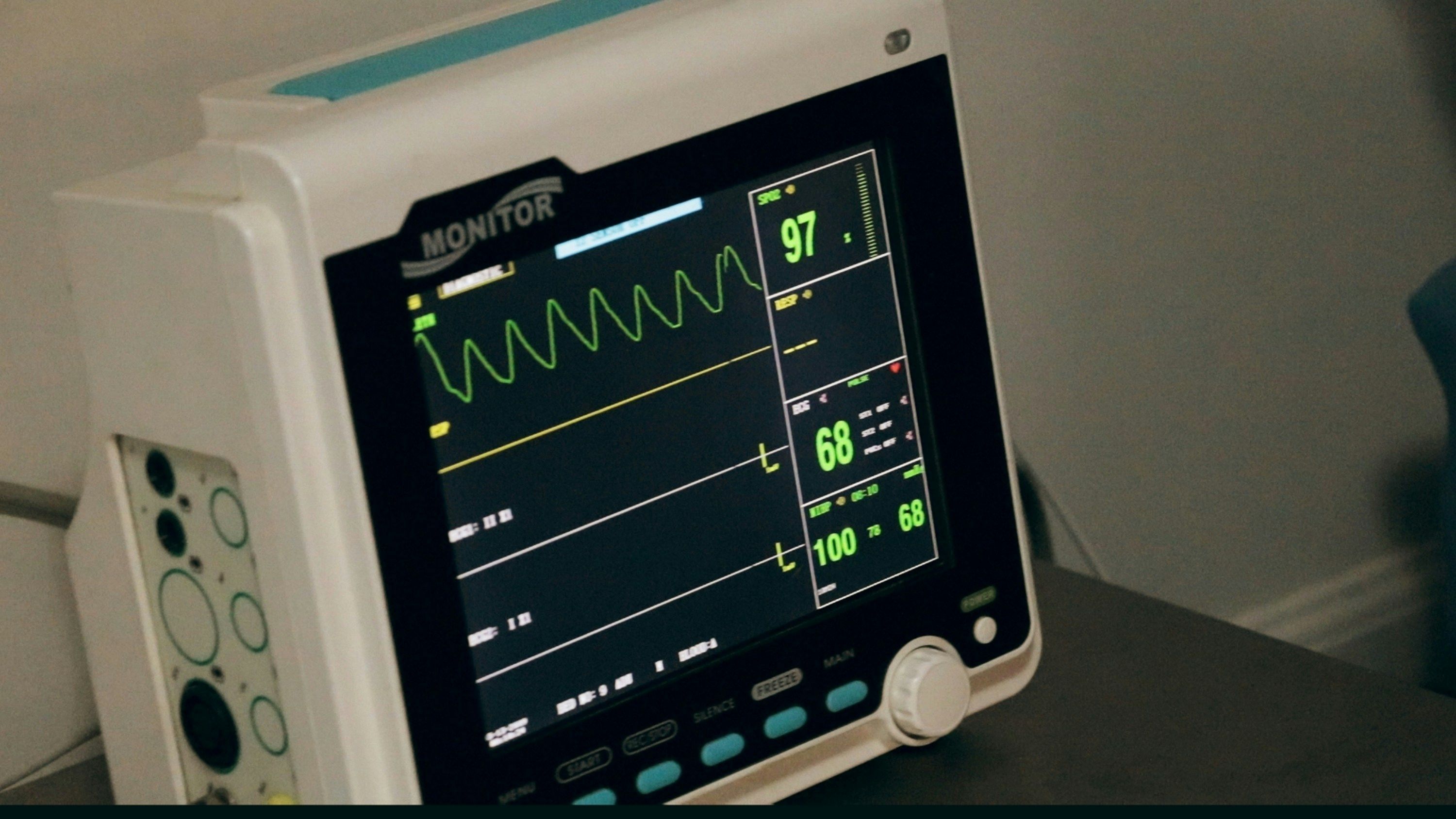 Vereador invade sala vermelha e paciente morre: qual o limite para fiscalizar serviços públicos?