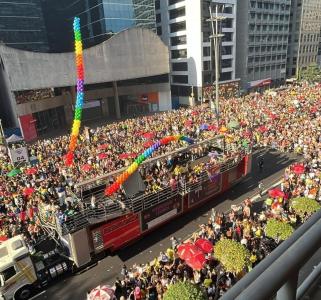 Foto mostra multidão acompanhando a edição deste ano da Parada LGBT