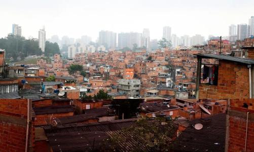 Favela de Paraisópolis com bairro Morumbi ao fundo