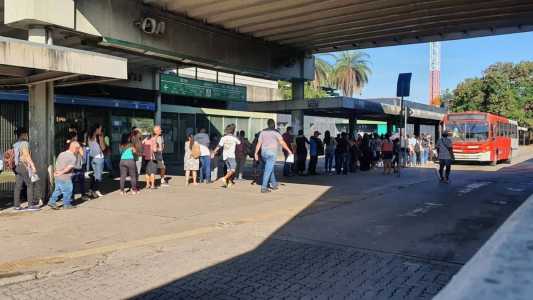 Paralização surpreendeu usuários e lotou pontos de ônibus