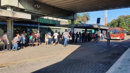 Paralização surpreendeu usuários e lotou pontos de ônibus