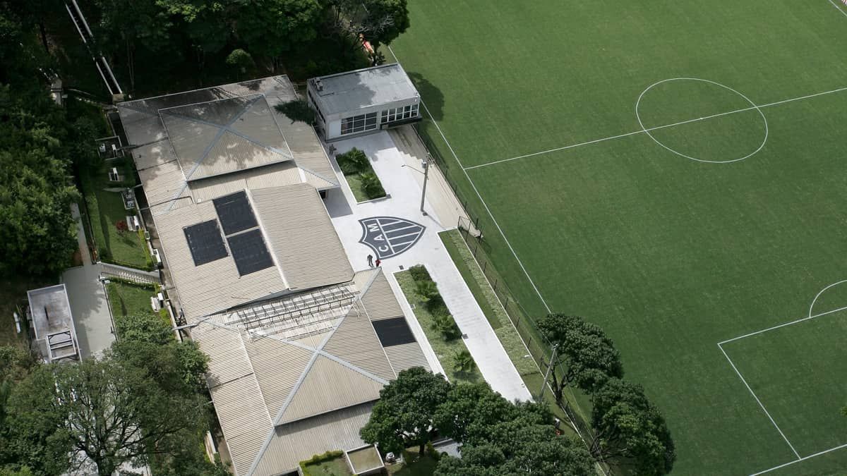 Atlético quita parte de atrasados com atletas e tem parcela do 13º como pendência