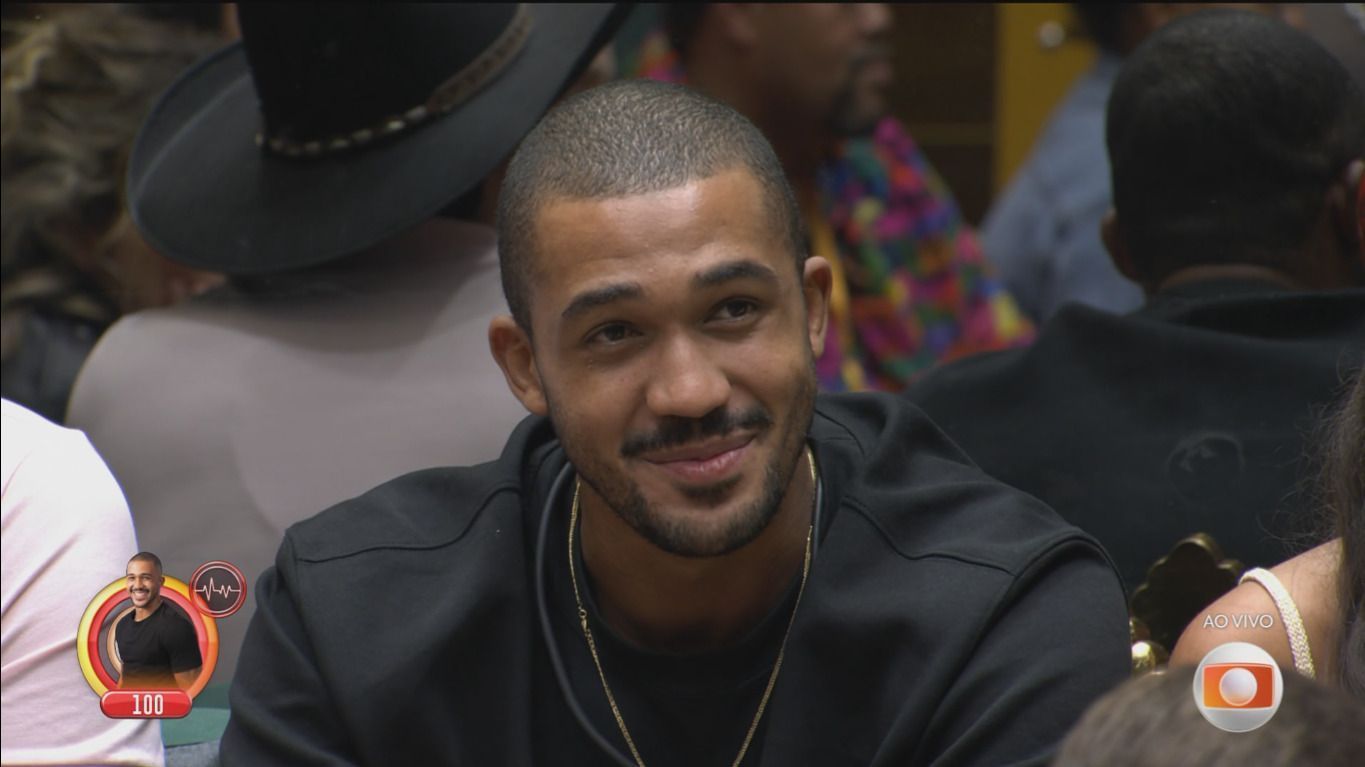 Fora do BBB 26, Matheus ganha presente inusitado e reage: 'Maior hipocrisia'
