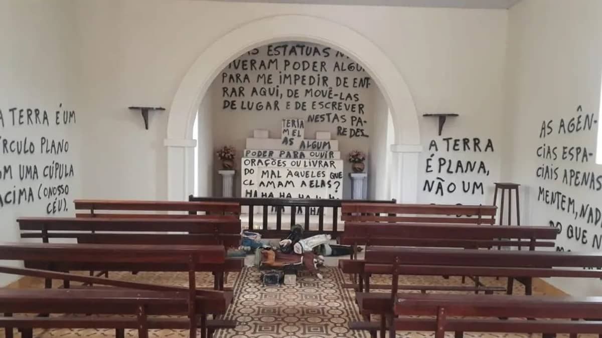 Capela centenária é invadida, santos quebrados e paredes pichadas com dizeres terraplanistas; veja fotos