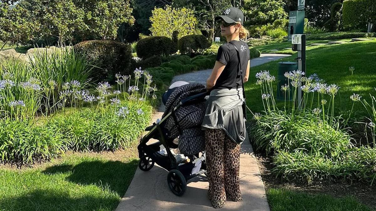 Paris Hilton passeia com filho em carrinho de bebê avaliado em R$ 23 mil 