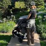 Paris Hilton passeia com filho em carrinho de bebê avaliado em R$ 23 mil