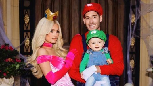 Paris Hilton, o marido, Carter Reum, e o filho mais velho, Phoenix, durante o Halloween