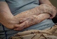 Conheça técnica que 'substitui' células do cérebro em pacientes com Parkinson