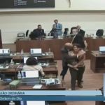 Parlamentar que agarrou e tentou beijar vereadora à força leva advertência e escapa de cassação em SC