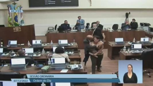 Parlamentar que agarrou e tentou beijar vereadora à força leva advertência e escapa de cassação em SC.