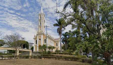 Foto mostra fachada da Paróquia Nossa Senhora do Carmo, em Carmo do Cajuru (MG)